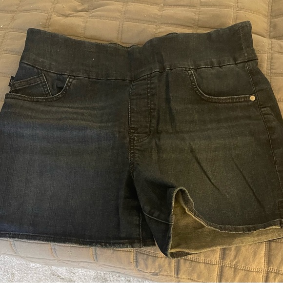 5/$30 Rock & Republic Slimming Denim Shorts - Picture 2 of 7